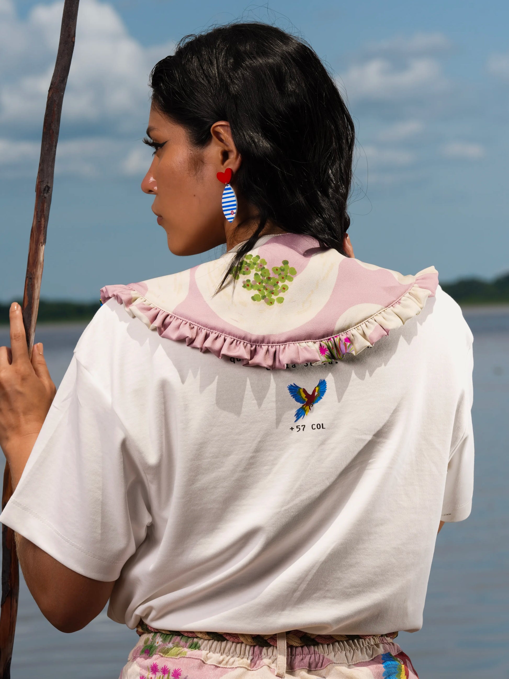 Vista de espalda del Cuello Cielo Amazónico con estampado de guacamayas y volante – Ale Ardila Studios