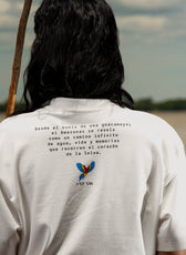 Vista de espalda de la Camiseta Amazonas con el mensaje de la colección y una guacamaya – Ale Ardila Studios