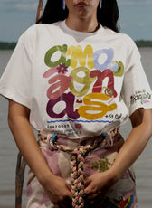 Camiseta Amazonas oversize en algodón crema con estampado de letras multicolor, vista frontal – Ale Ardila Studios