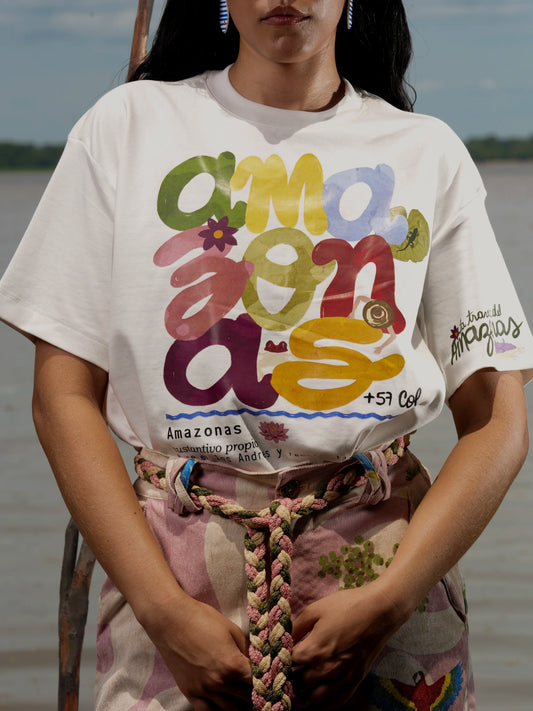 Camiseta Amazonas oversize en algodón crema con estampado de letras multicolor, vista frontal – Ale Ardila Studios