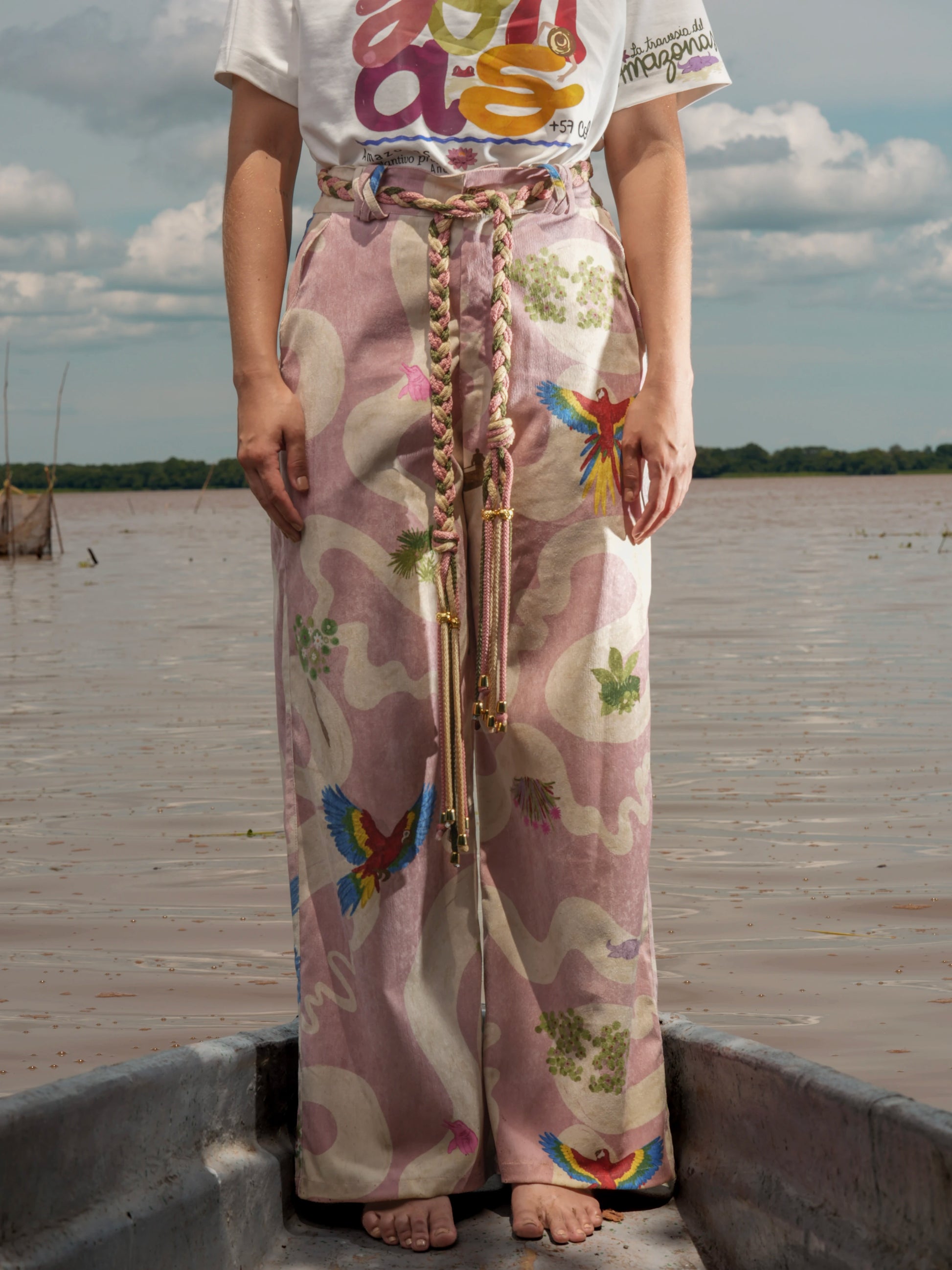 Pant Cielo Amazónico estilizado con cinturón trenzado, vista frontal – Ale Ardila Studios