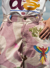 Detalle del talle alto y el estampado de guacamayas del Pant Cielo Amazónico – Ale Ardila Studios