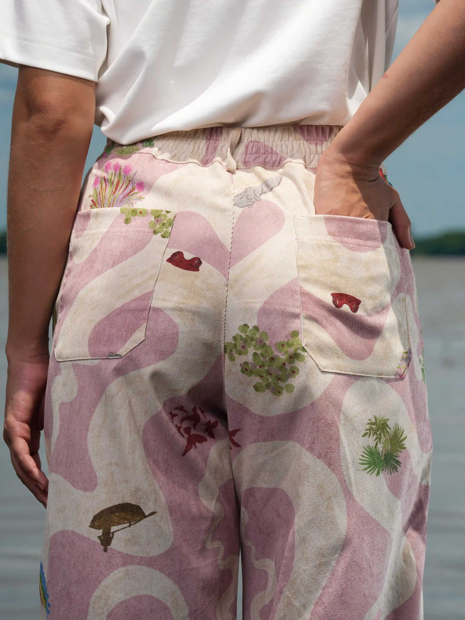 Vista de espalda del Pant Cielo Amazónico con bolsillos de parche y pretina elástica – Ale Ardila Studios