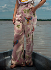 Pant Cielo Amazónico en micro pana con estampado de guacamayas, vista frontal – Ale Ardila Studios