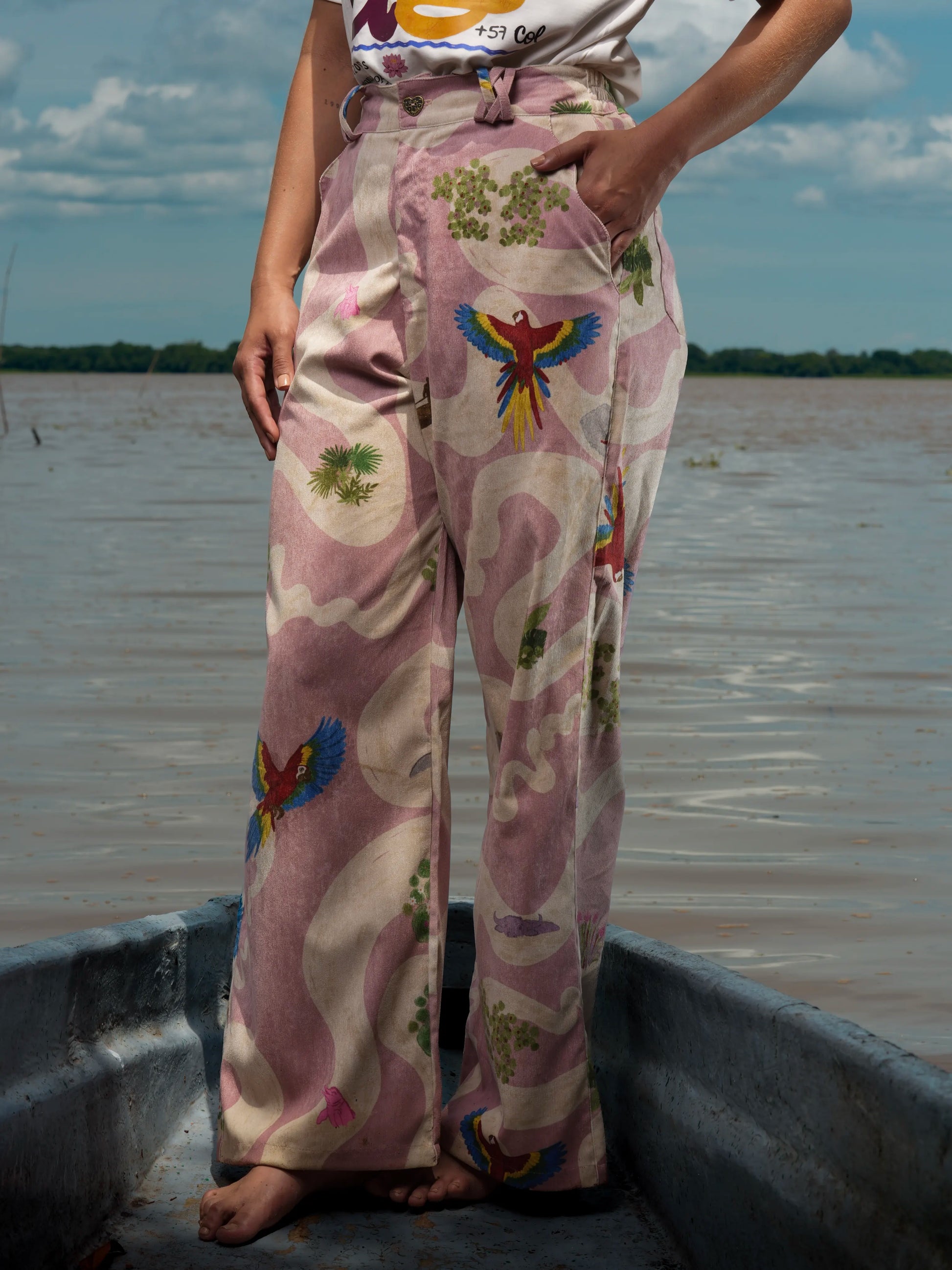 Pant Cielo Amazónico en micro pana con estampado de guacamayas, vista frontal – Ale Ardila Studios