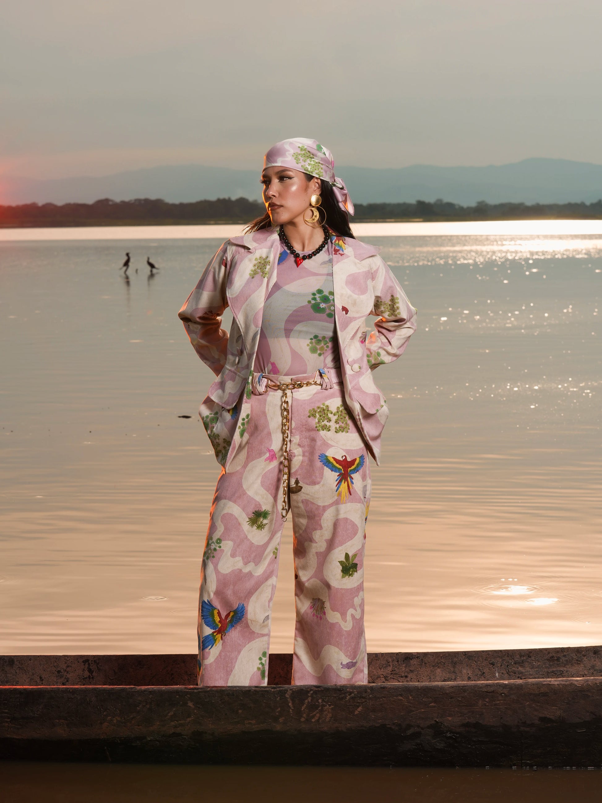 Conjunto Cielo Amazónico completo con pant, blazer y pañoleta al atardecer – Ale Ardila Studios