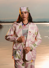 Blazer Cielo Amazónico oversized en micro pana con estampado de guacamayas, vista frontal – Ale Ardila Studios