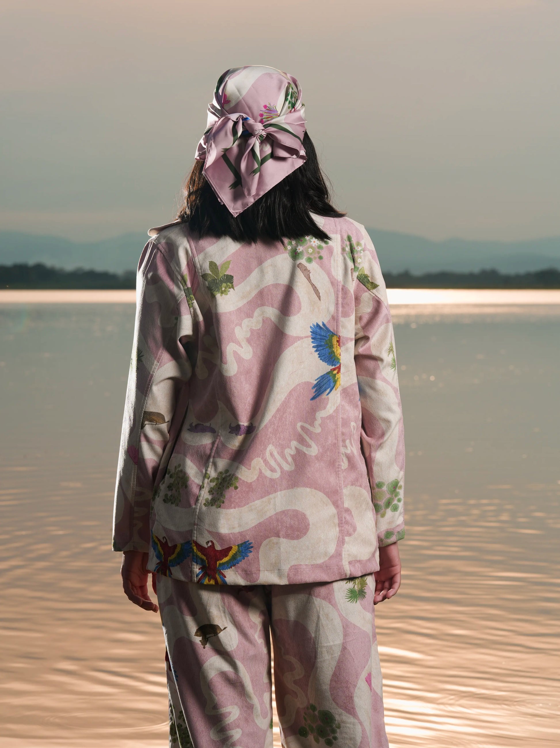 Vista de espalda del Blazer Cielo Amazónico en micro pana estampada – Ale Ardila Studios