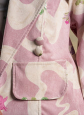 Detalle de los botones forrados y el bolsillo de parche del Blazer Cielo Amazónico – Ale Ardila Studios