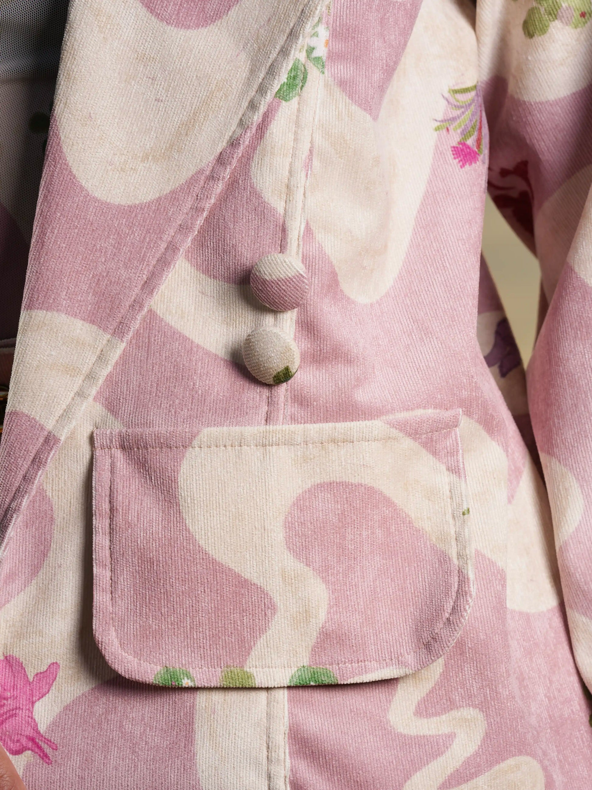 Detalle de los botones forrados y el bolsillo de parche del Blazer Cielo Amazónico – Ale Ardila Studios