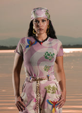 Blusa Malla Cielo Amazónico en malla semitransparente con estampado de guacamayas y atardecer, vista frontal – Ale Ardila Studios