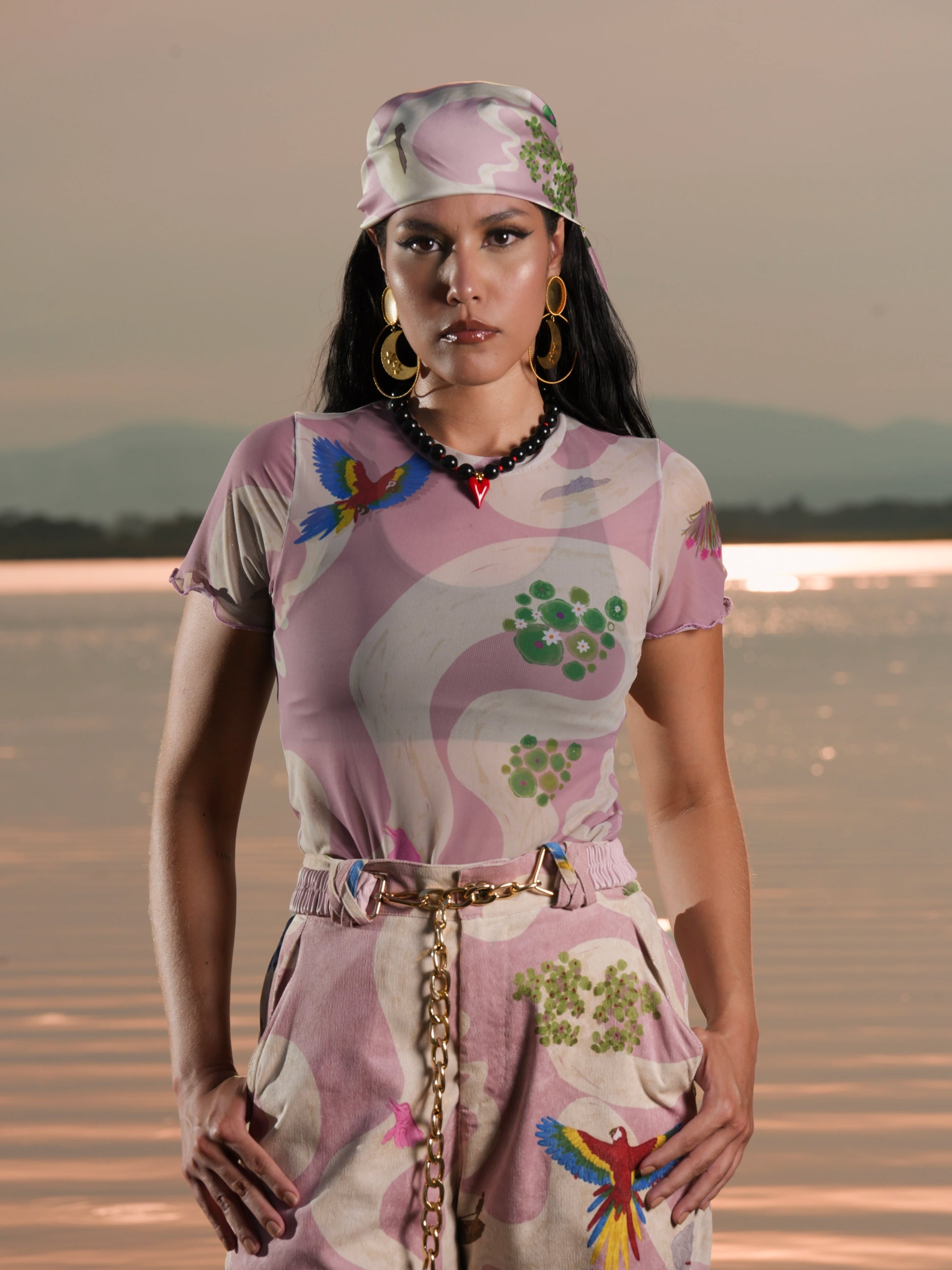 Blusa Malla Cielo Amazónico en malla semitransparente con estampado de guacamayas y atardecer, vista frontal – Ale Ardila Studios
