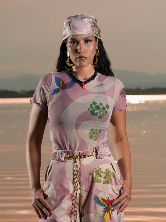 Blusa Malla Cielo Amazónico en malla semitransparente con estampado de guacamayas y atardecer, vista frontal – Ale Ardila Studios