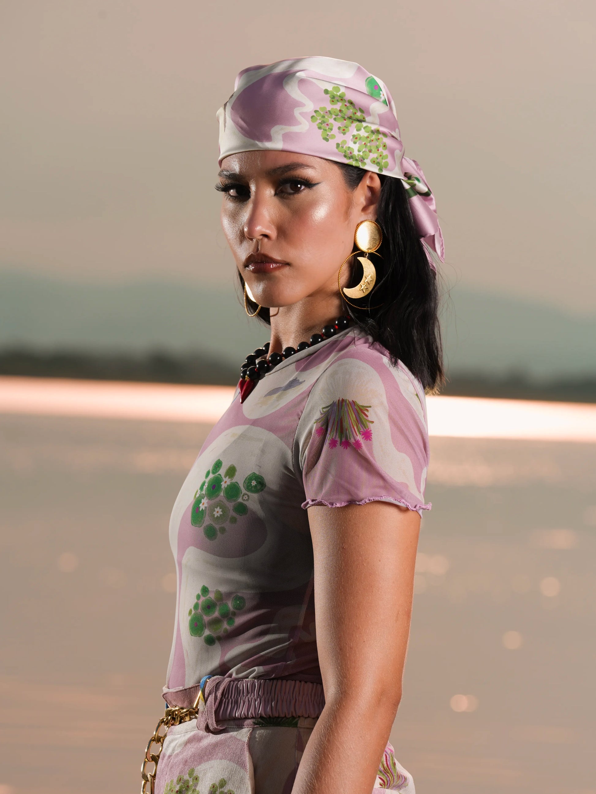 Vista de perfil de la Blusa Malla Cielo Amazónico en malla lila con follaje verde – Ale Ardila Studios