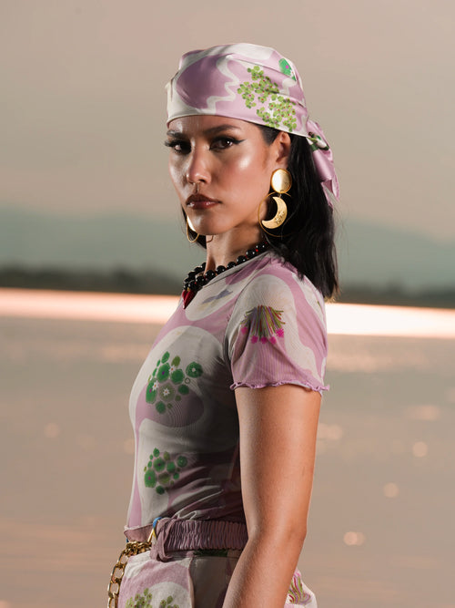 Vista de perfil de la Blusa Malla Cielo Amazónico en malla lila con follaje verde – Ale Ardila Studios