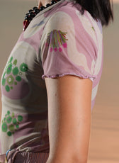 Detalle de la malla transparente y el borde lechuga lila de la Blusa Malla Cielo Amazónico – Ale Ardila Studios